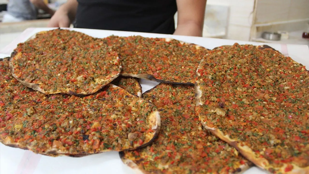Sakarya'da o işletmenin lahmacununda at-eşek eti çıktı!