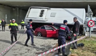 Öğrencileri taşıyan otobüs otomobilin üzerine devrildi
