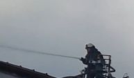Sakarya'da bir evin çatısı alev alev yandı!