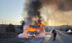 Seyir halindeki minibüs alev topuna dönüştü