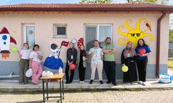 İlkokulların duvarlarını renklendirip öğrencilerle oyunlar oynadılar