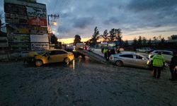 Ticari taksi ve otomobil birbirine girdi:6 yaralı