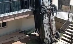 Kadın aday sürücü apartmanın bahçesine uçtu!