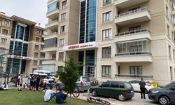 Karısını bıçaklayarak öldürüp başında bekledi!