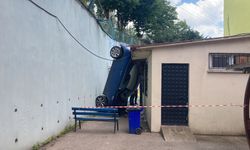 Otomobil okul bahçesine uçtu: 1 yaralı!