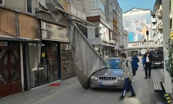 Adapazarı'nda seyir halindeki otomobile dükkan kepengi saplandı!
