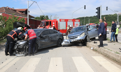 Serdivan'da otomobiller çarpıştı: 4 yaralı!