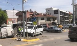 Ticari araçlar çarpıştı: 2 yaralı