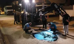 Millet Bahçesi'nin yan tarafındaki yol çöktü!