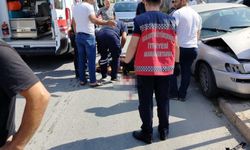 Kontrolden çıkan otomobil, elektrik direğine çarptı