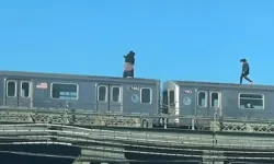 Hareket halindeki trenin üstünde ilişkiye girdiler!