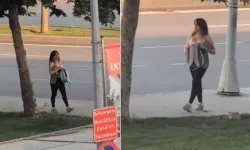 Yol kenarında aldırış etmeden iç çamaşırını gösterdi!