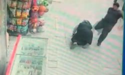 Sokak ortasında annesini acımasızca darp etti!