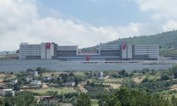 Hastane inşaatında üzerine demir parçası düştü!