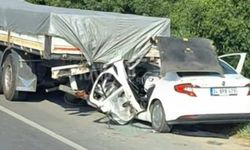 Feci kaza: Otomobil tırın altına girdi!