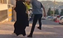 Sokak ortasında eşini darbetti!