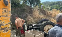 Devrilen traktörün altında kaldı!