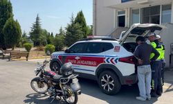 Yatarak motor sürmüştü: Pahalıya patladı!