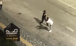 Önce kadını yumrukla sonra yanındaki arkadaşına bıçakla saldırdı