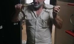 2 metrelik yılanı boynuna doladı!
