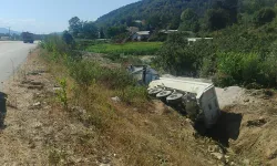 Hafriyat kamyonu şarampole uçtu!