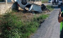 Ferizli'de otomobil ters döndü!