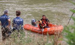 Sakarya Nehri'ne düştüğü iddia edilen genç aranıyor!