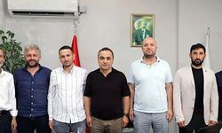 Karasu tek vücut müdürün yanında!