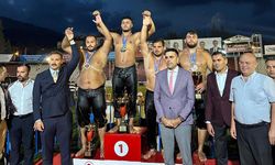 Başarılı sporcular şampiyon olarak podyumda