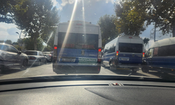 Kent Meydanı'nda mavi dolmuşlar trafiği tıkadı