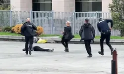 Adliye önünde dehşet: Kafasına silah dayadı!