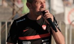 Ondan bir tane daha yok! 17. yılda Sarı yine sahnede...