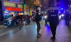 Kurye dehşet saçtı: Önce yayaya sonra otomobile çarptı