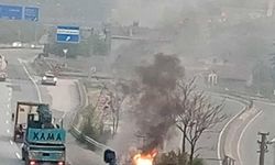 Seyir halindeki otomobil alev aldı