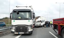 Geri geri gelen tıra kamyonet çarptı