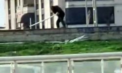 Parktaki korkulukları tek tek söktü