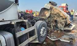 Süt tankeri tıra çarptı