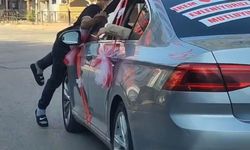 Gelin aracının kaputunda gitti
