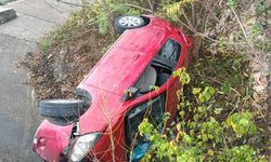 Otomobil takla atarak yan yattı