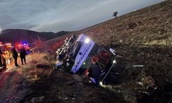 Yolcu otobüsü devrildi: 2 ölü 21 yaralı