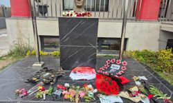 Atatürk'ü karanfillerle andılar