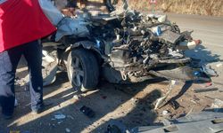 Tır ile minibüs çarpıştı: 3 ölü