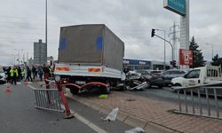 Kırmızı ışıkta duramayan kamyonet ortalığı savaş alanına çevirdi