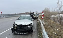 Kaza yaptıkları araçtan indiler: Otomobil çarptı