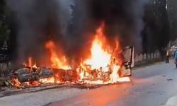 Kazaya karışan araçlar çıkan yangında küle döndü