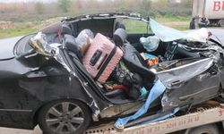 Araç kağıt gibi ezildi: 1 ölü 1 yaralı