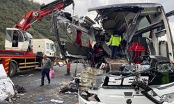 Yolcu otobüsü tıra çarptı: Çok sayıda ölü var