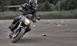 Motosiklet tutkunlarına ileri ve güvenli sürüş eğitimi