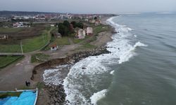 Karasu'da korkutan kıyı erozyonu