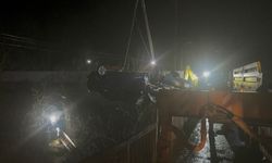 Otomobil çaya uçtu: Baba ve oğlu öldü